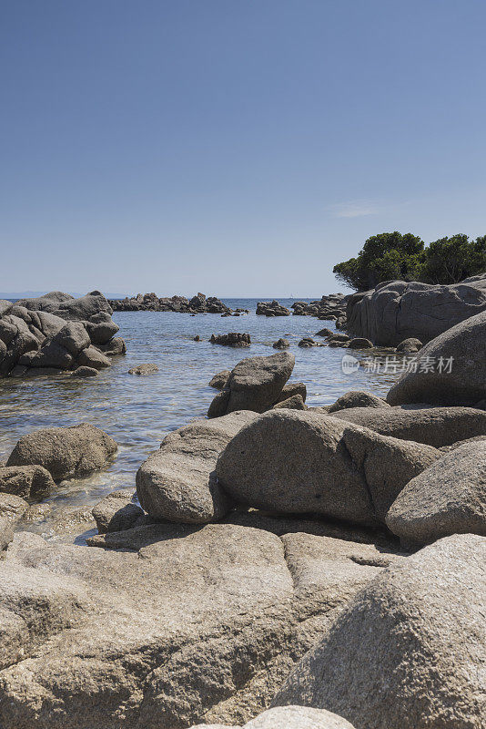 科西嘉岛Bonifacio附近的Plage de San Giovani岩石海岸线